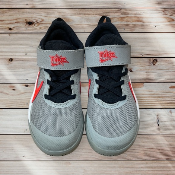 Nike Kids Team Hustle Basketball Shoes Sneakers Gray and Red 1y - Picture 3 of 9